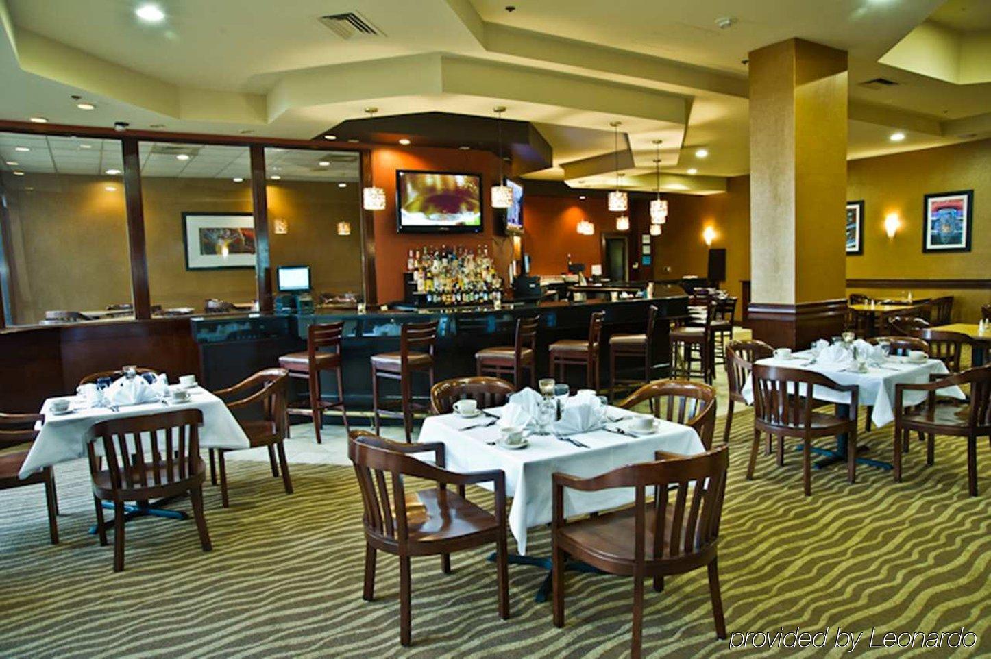 Ramada By Wyndham Southfield Hotel Ресторант снимка