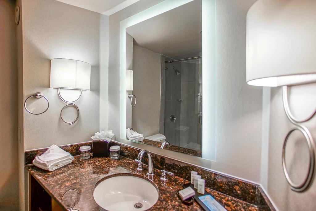 Ramada By Wyndham Southfield Hotel Екстериор снимка